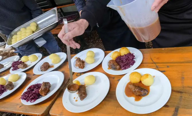 20241006-essen-abseits-thos-043 Gut essen im Abseits am Büdchen in Osnabrück- Das Gala Menü wird angerichtet.