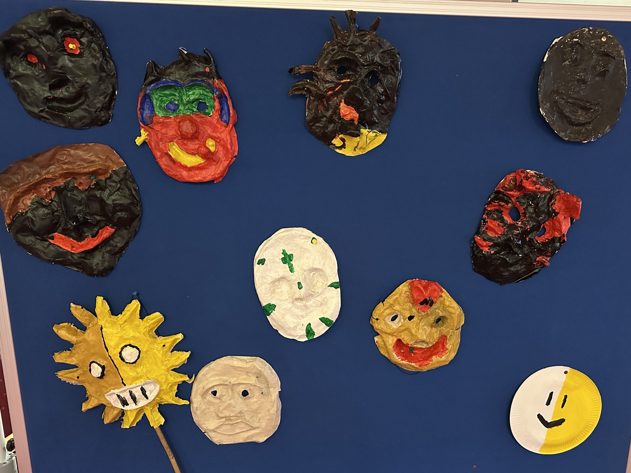 Kreative Maskengestaltung des Kunstprojektes an der Anne-Frank-Schule K3 Projekt- Gestaltete Masken der Jugendlichen der Anne-Frank-Schule